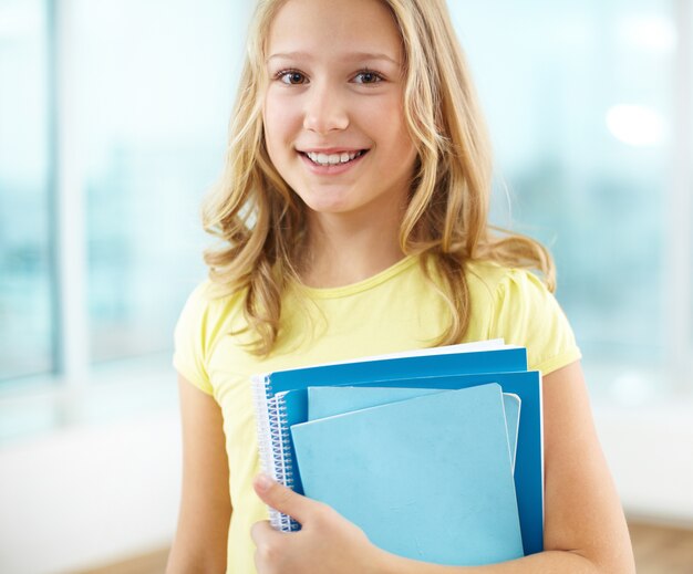 Bonne fille avec t-shirt jaune