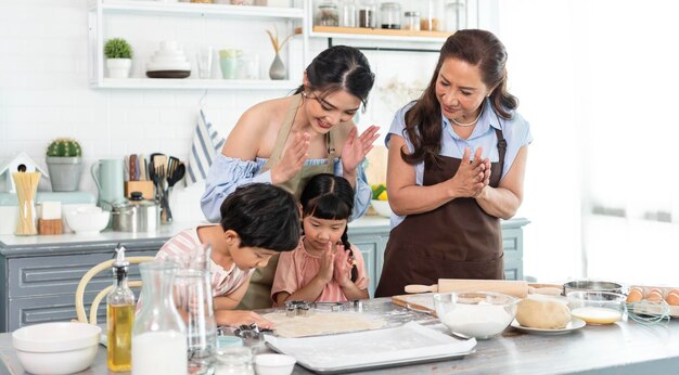 Bonne grand-mère de famille asiatique avec la mère et l'enfant faisant de la nourriture dans la cuisine à la maison Profitez d'une activité familiale ensemble