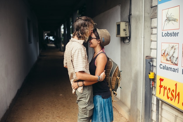 Bonne jeune couple enlacé