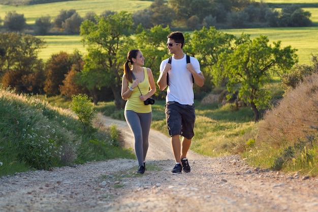 Bonne jeune couple sur le terrain au printemps