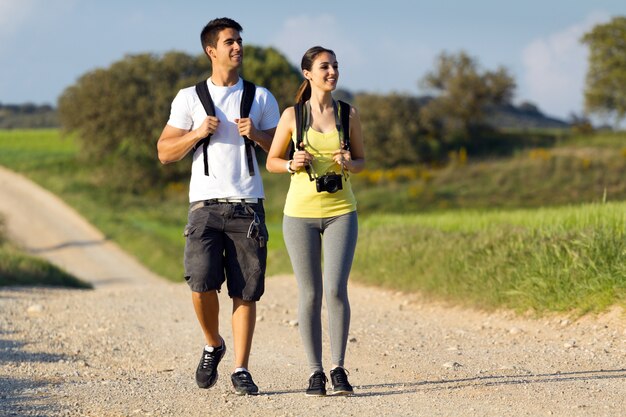 Bonne jeune couple sur le terrain au printemps