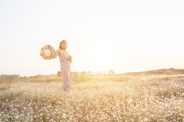 Photo gratuite bonne jeune femme avec chapeau à la main