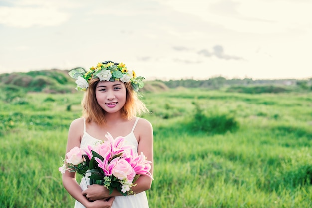 Bonne jeune femme avec une couronne en plein air