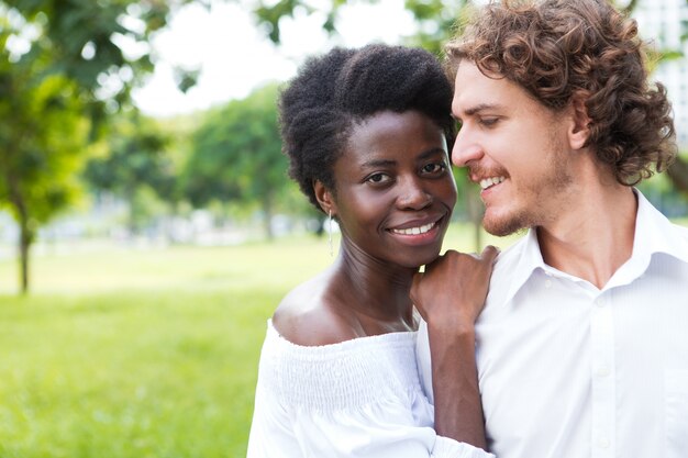 Bonne jeune femme regarde sa petite amie à l&#39;extérieur