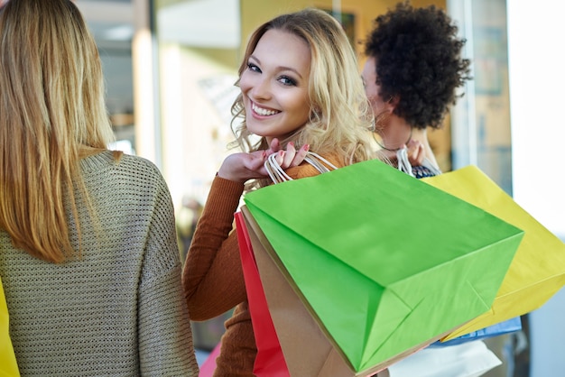 Photo gratuite bonne journée grâce à de bons achats