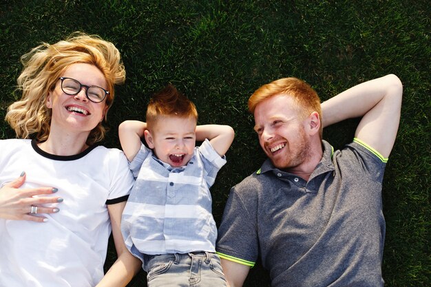 Bonne maman, papa et leur petit fils se trouvent sur l&#39;herbe verte