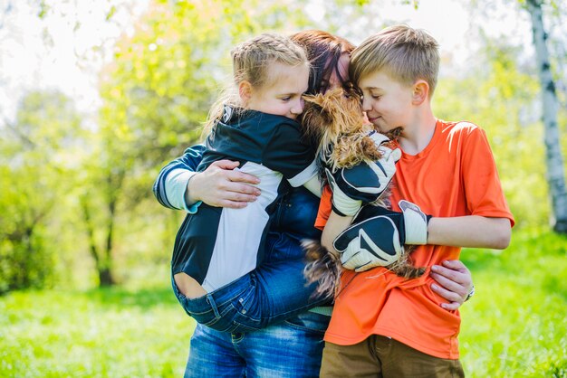 Bonne mère embrassant ses enfants