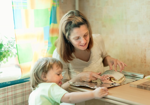 Photo gratuite bonne mère avec une fille de saumon bouillonnant