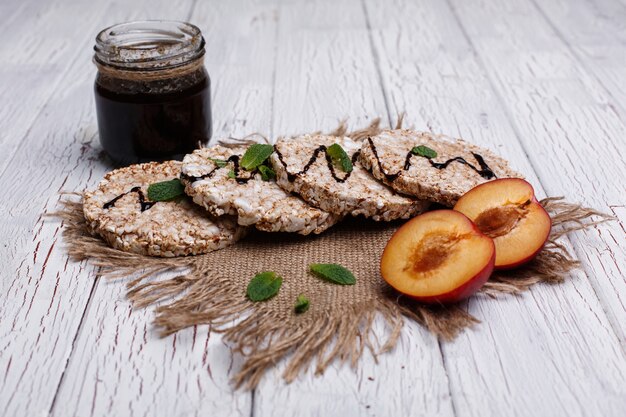 Bonne nutrition. Biscuits de riz au miel, à la menthe et aux pêches