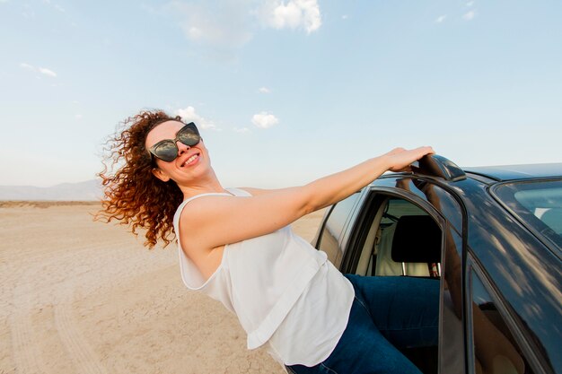 Bonne route de voyage avec voiture dans la nature