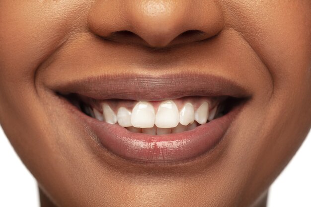 En bonne santé. Portrait de la belle femme afro-américaine isolée sur studio blanc