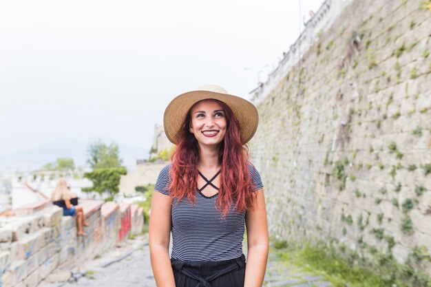 Bonne touriste femme à côté du mur