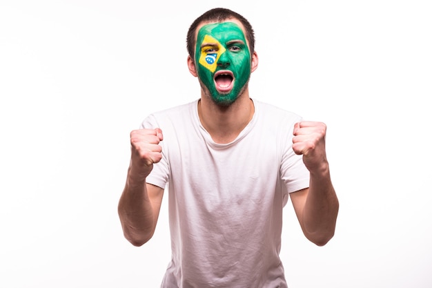 Bonne victoire de soutien de fan de cri de victoire l'équipe nationale du Brésil avec visage peint isolé sur fond blanc