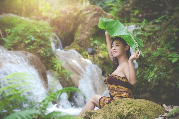 Bonnes femmes se baignant à la cascade naturelle