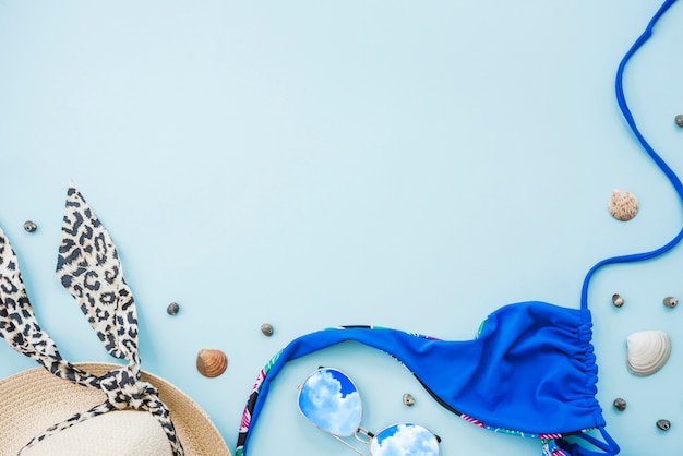 Photo gratuite bonnet près de lunettes de soleil et maillot de bain