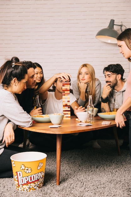 Bons amis jouant au jeu de table