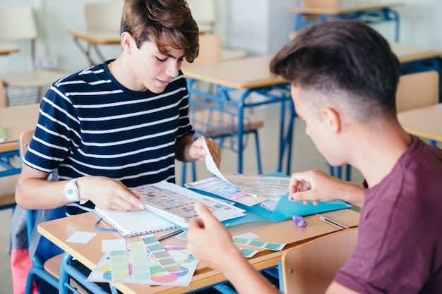 Les bons amis s&#39;entendent avec les devoirs