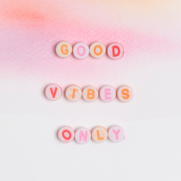 BONS VIBES SEULEMENT perles typographie message sur pastel