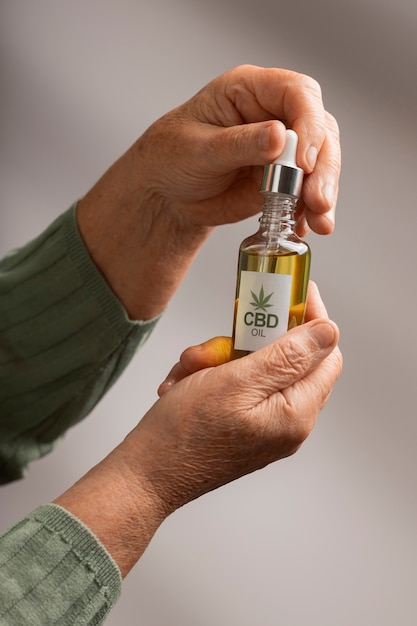 Photo gratuite les boomers utilisent de l'huile et de la crème de cbd pour traiter les douleurs corporelles