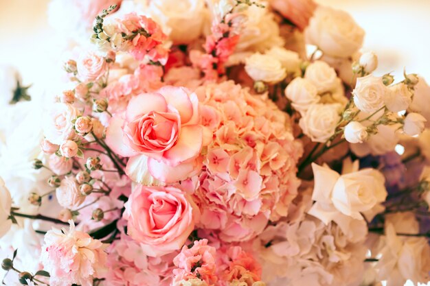 Boquet d'hortensias roses, roses et eustoma blancs