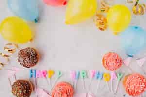 Photo gratuite bordure des ballons et des cupcakes