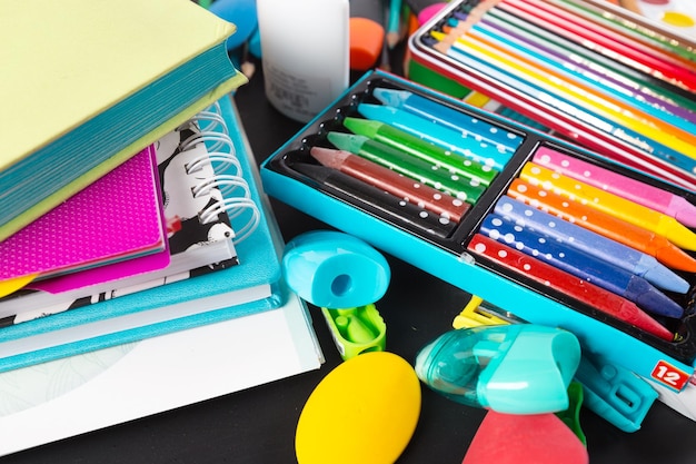 Photo gratuite bordure inférieure de fournitures scolaires sur un fond de tableau