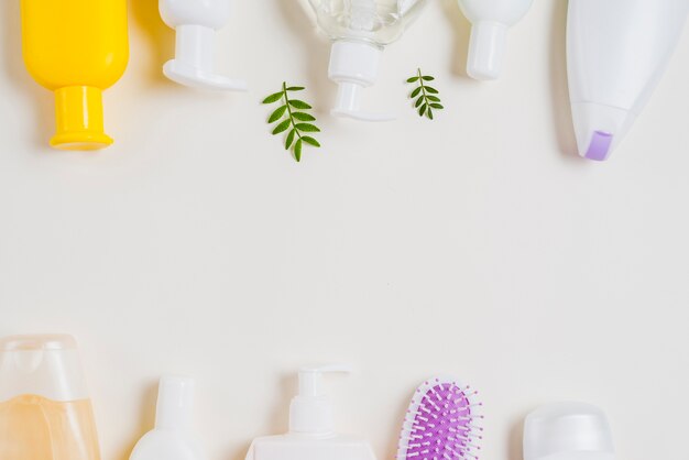 Bordure inférieure et supérieure faite avec des produits cosmétiques sur fond blanc