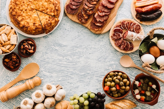 Bordure de nourriture sur table à motifs