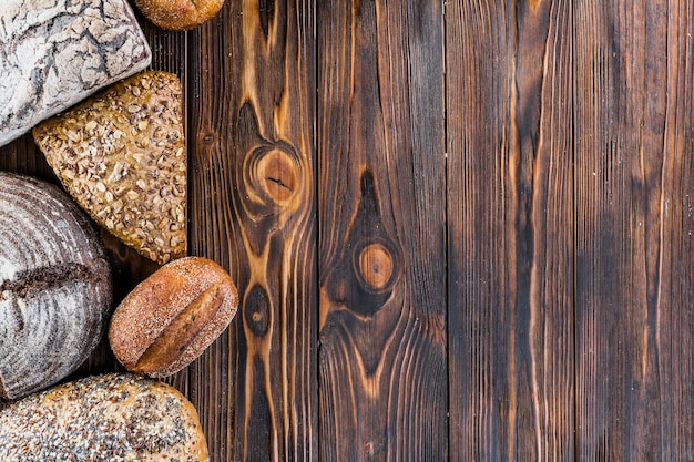 Bordure de pain sur bois foncé avec fond d&#39;espace copie