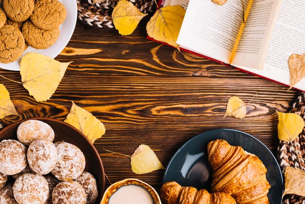 Bordure de pâtisserie et livre