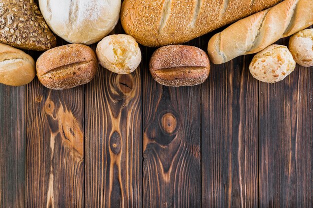 Bordure supérieure faite avec différents pains sur la planche de bois