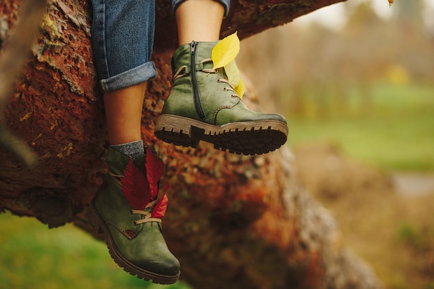 Bottes en cuir vert sur les jambes des femmes