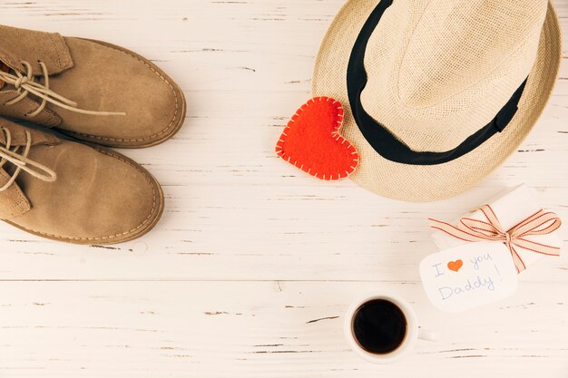 Bottes près du chapeau avec coeur et cadeau