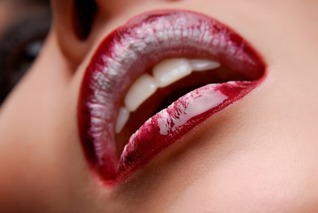 Bouche de gros plan de femme. Rouge à lèvres Claret. Lèvres humaines.