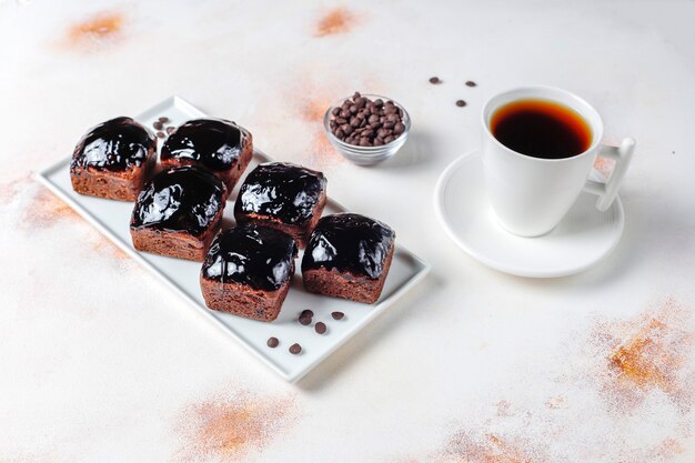 Bouchées de gâteau au chocolat avec sauce au chocolat et aux fruits.