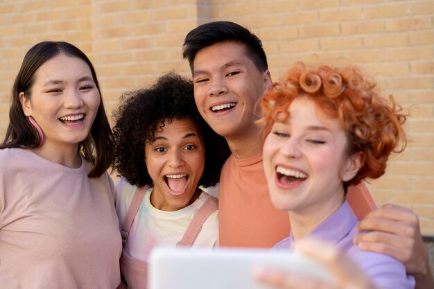 Bouchent des amis heureux prenant selfie