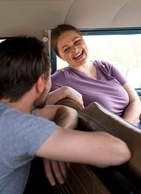 Bouchent des amis heureux en voiture