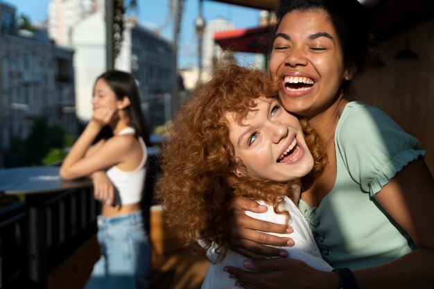 Bouchent les amis souriants à l'extérieur