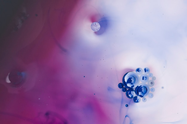 Bouchent l&#39;archipel à bulles sur fond de couleurs froides