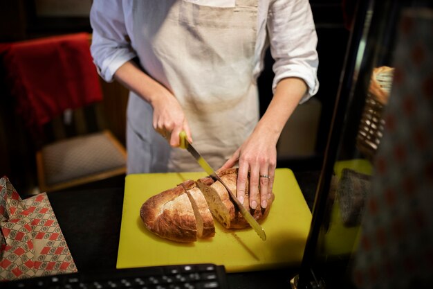 Bouchent le boulanger coupant du pain