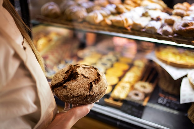 Photo gratuite bouchent boulanger tenant du pain