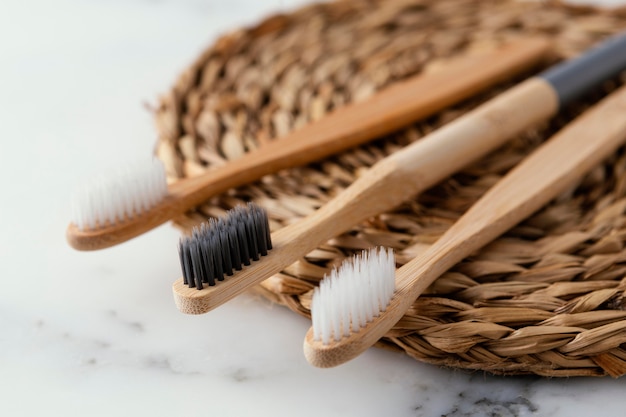 Photo gratuite bouchent les brosses à dents écologiques