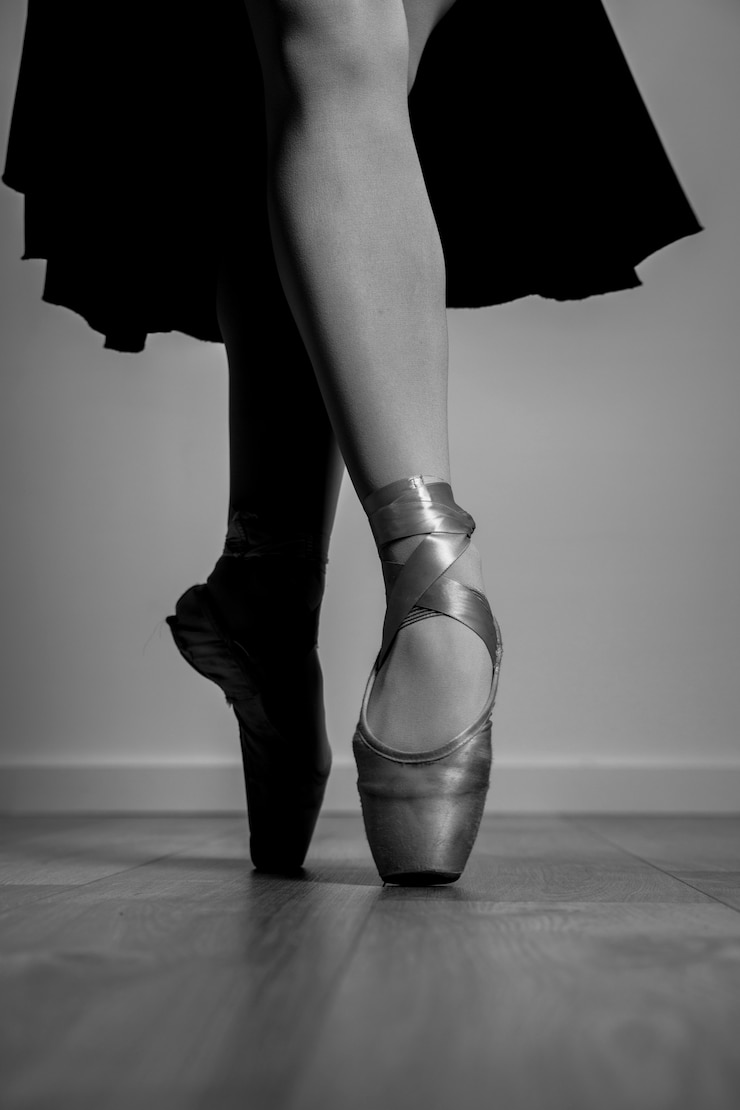 Photo gratuit bouchent les chaussures de pointe en niveaux de gris