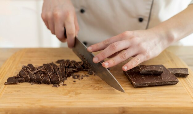 Bouchent le chocolat de coupe à la main