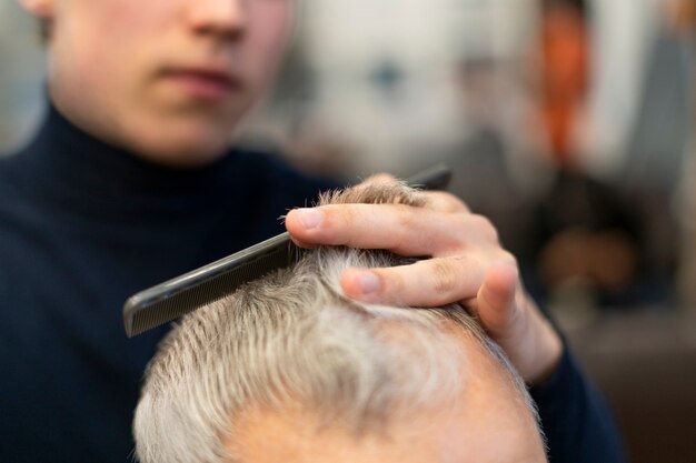 Bouchent coiffeur tenant un peigne