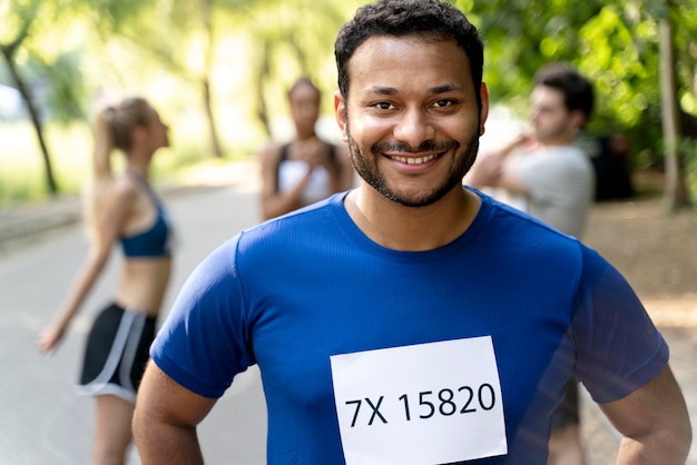 Photo gratuite bouchent les coureurs souriants à l'extérieur