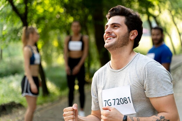 Bouchent les coureurs souriants à l'extérieur