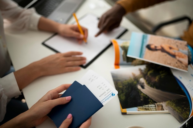 Bouchent le document de signature de main avec un crayon