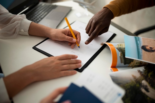 Bouchent le document de signature de main