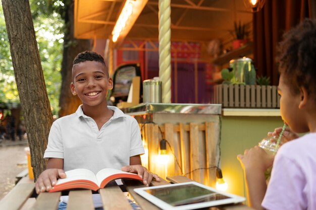 Bouchent les enfants assis à table